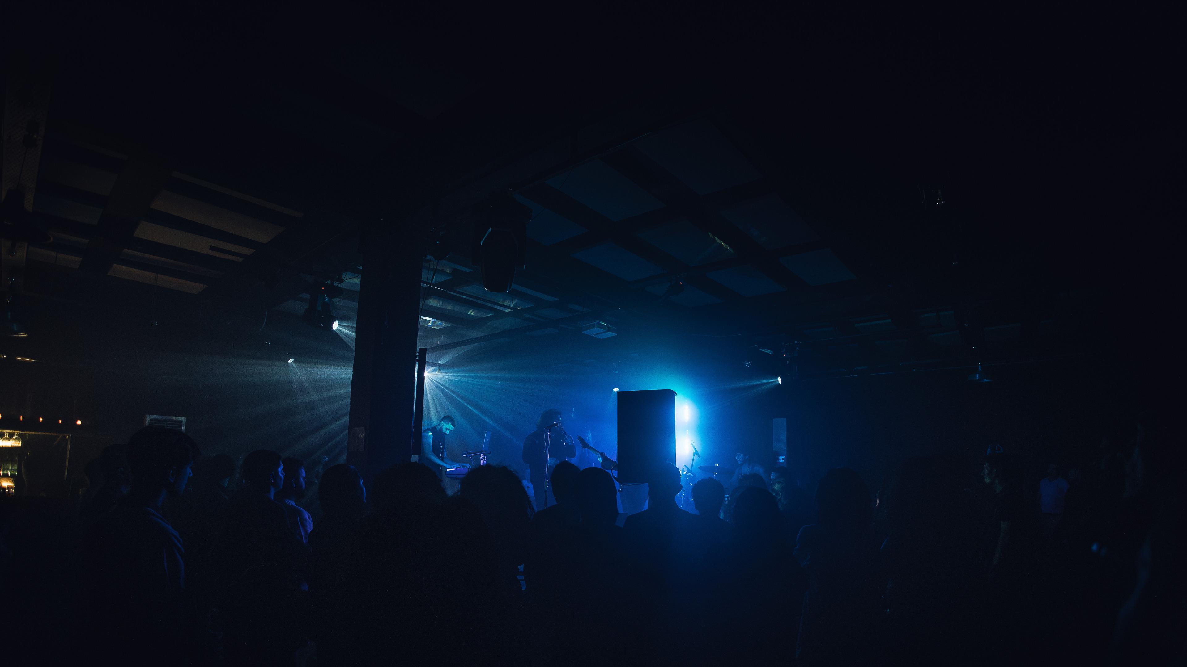 Picture of a large audience surrounding a circular stage in a large venue showcasing how music business owners can use MusicLeb for easy recognition and service integration.